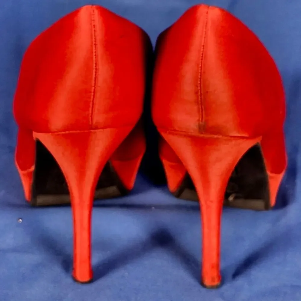 Source Unknown red platform
